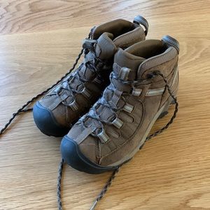 Keen - Women’s Hiking Boot Size 8 - Waterproof Mid Hiking Boots